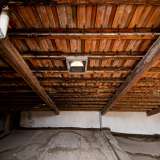...un�installazione a ferro di cavallo sorretta da grosse travi